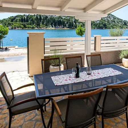 4 Bedroom Beautiful In Casa vacanze *