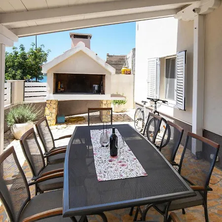 Prázdninový dům 4 Bedroom In *