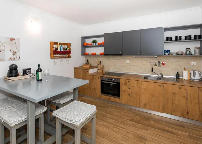 4 Bedroom Beautiful In Casa de Férias