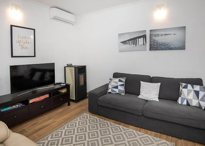 4 Bedroom Beautiful In Casa de Férias Rogotin
