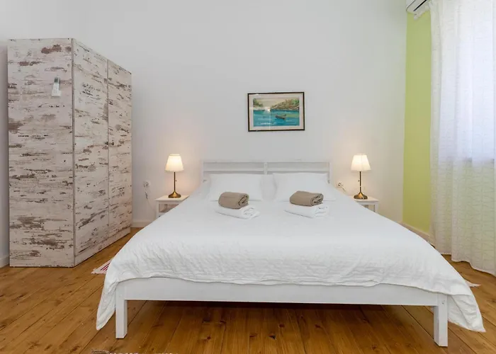4 Bedroom Beautiful In Casa de Férias