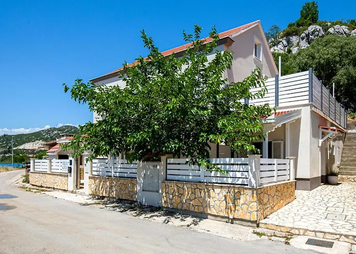 4 Bedroom Beautiful In Casa de Férias